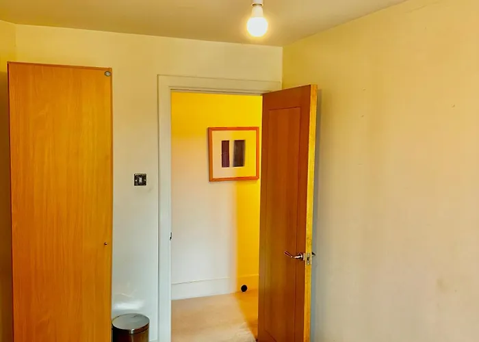 Budget,Cosy Double Bedroom - Shared Bathroom