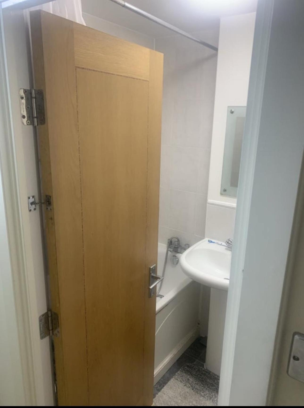 Budget,cosy Double Bedroom - Shared Bathroom *