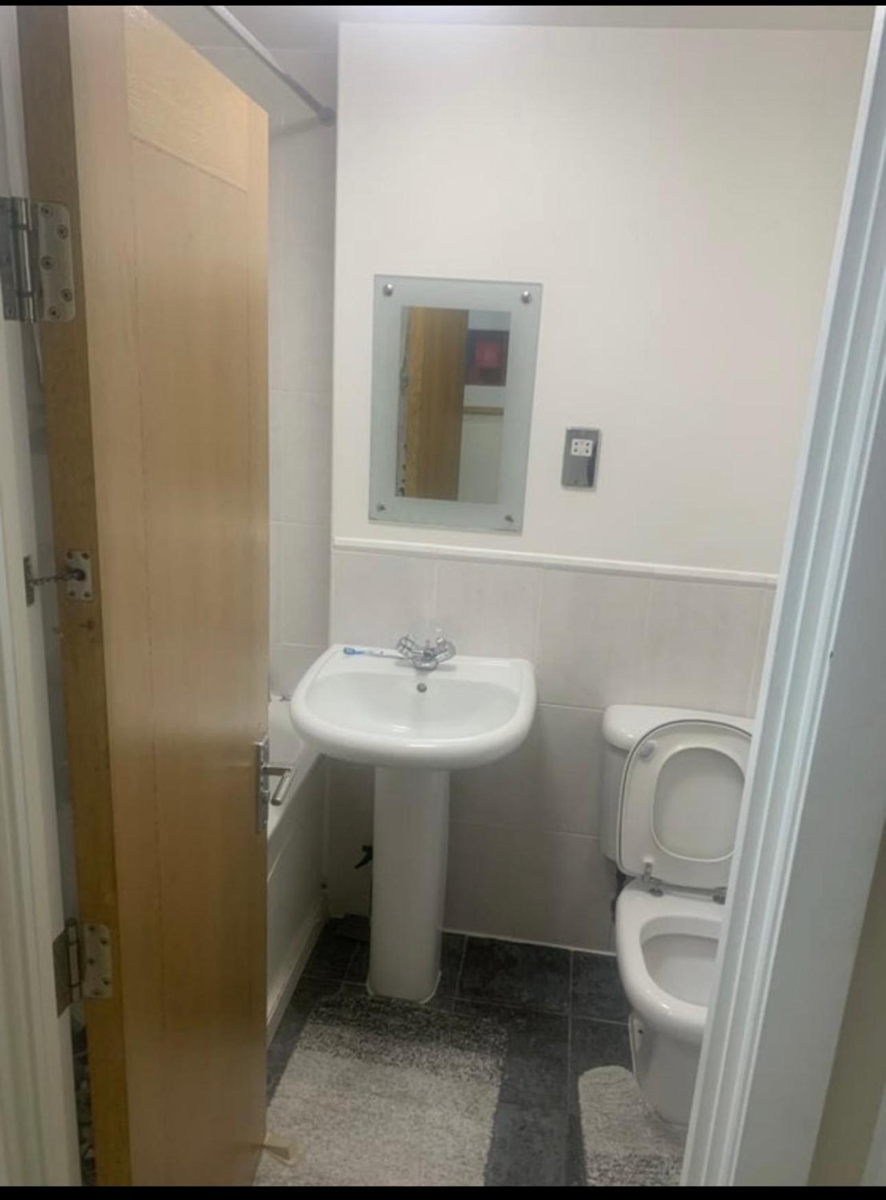 Budget,cosy Double Bedroom - Shared Bathroom Homestay